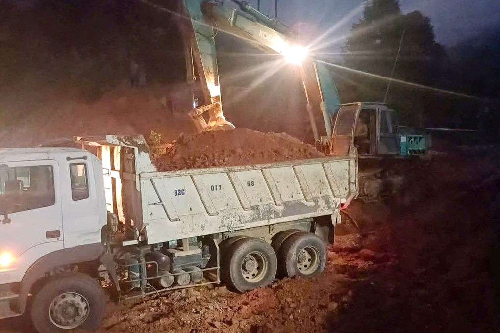 Ngày đêm thi công tỉnh lộ 1.300 tỷ đồng, nối Kon Tum và Quảng Ngãi - 3 Ngày đêm thi công tỉnh lộ 1.300 tỷ đồng, nối Kon Tum và Quảng Ngãi - 3