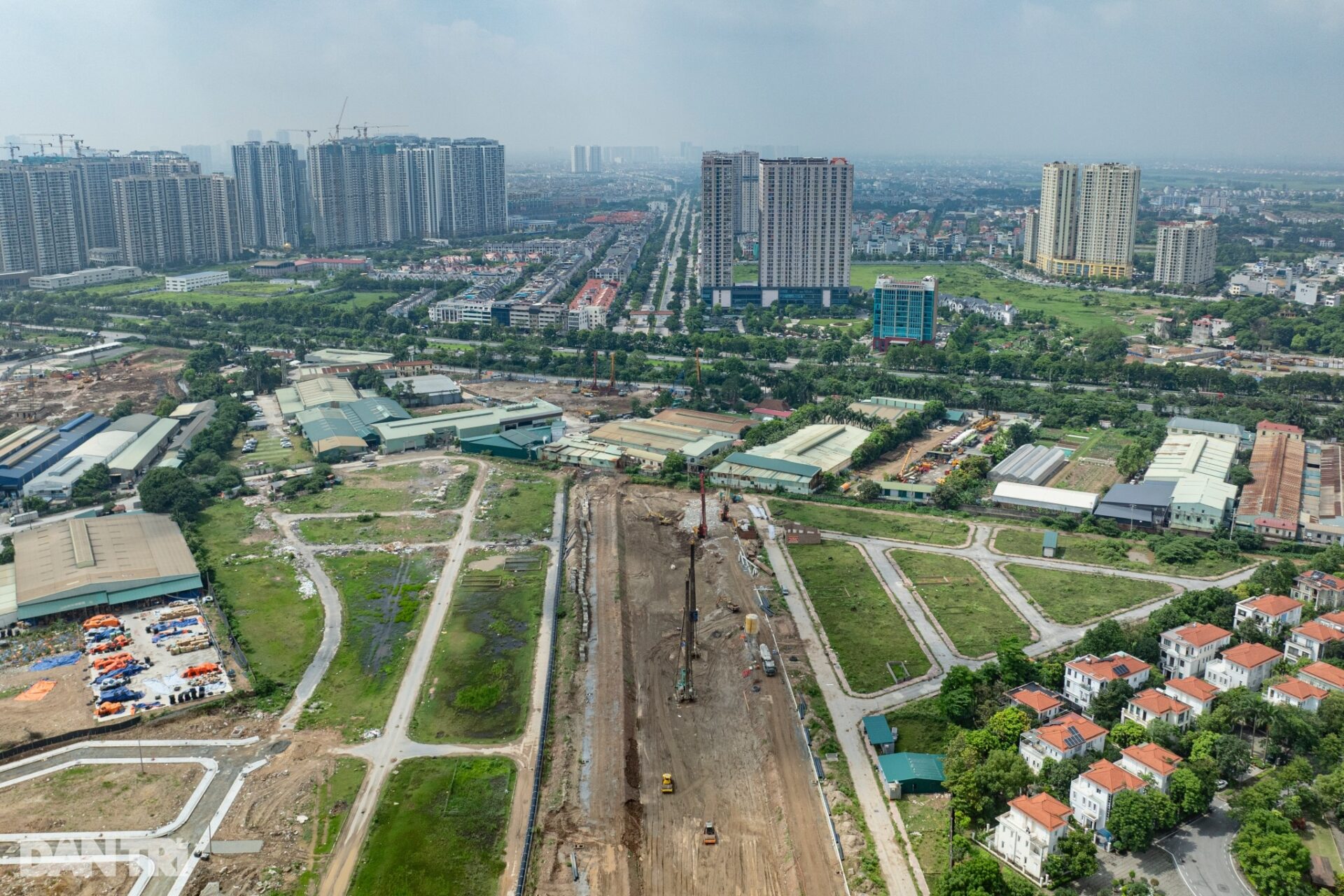 Gấp rút thi công tuyến đường 8 làn gần 1.800 tỷ tại Hà Nội - 2