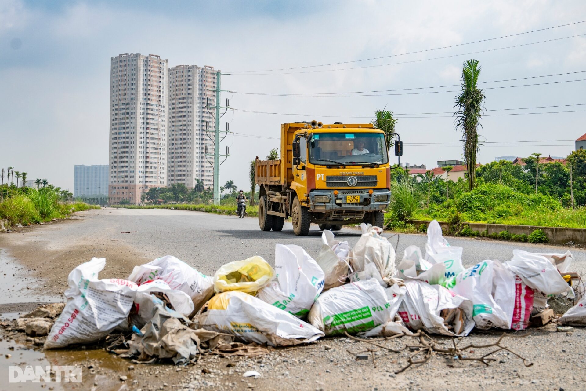 Gấp rút thi công tuyến đường 8 làn gần 1.800 tỷ tại Hà Nội - 10