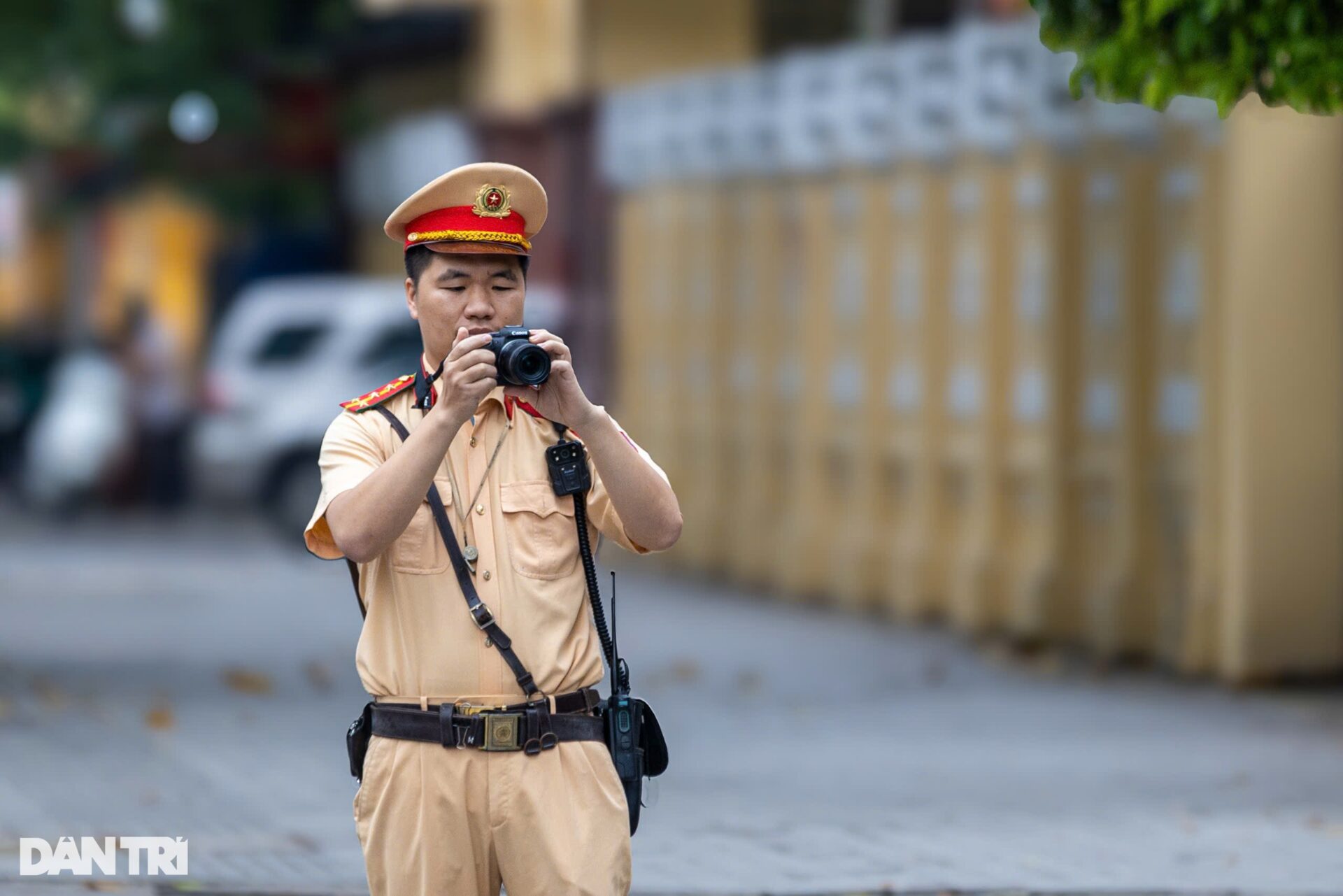 CSGT Hà Nội dùng máy quay ghi hình vi phạm tại 20 nút giao trọng điểm - 1