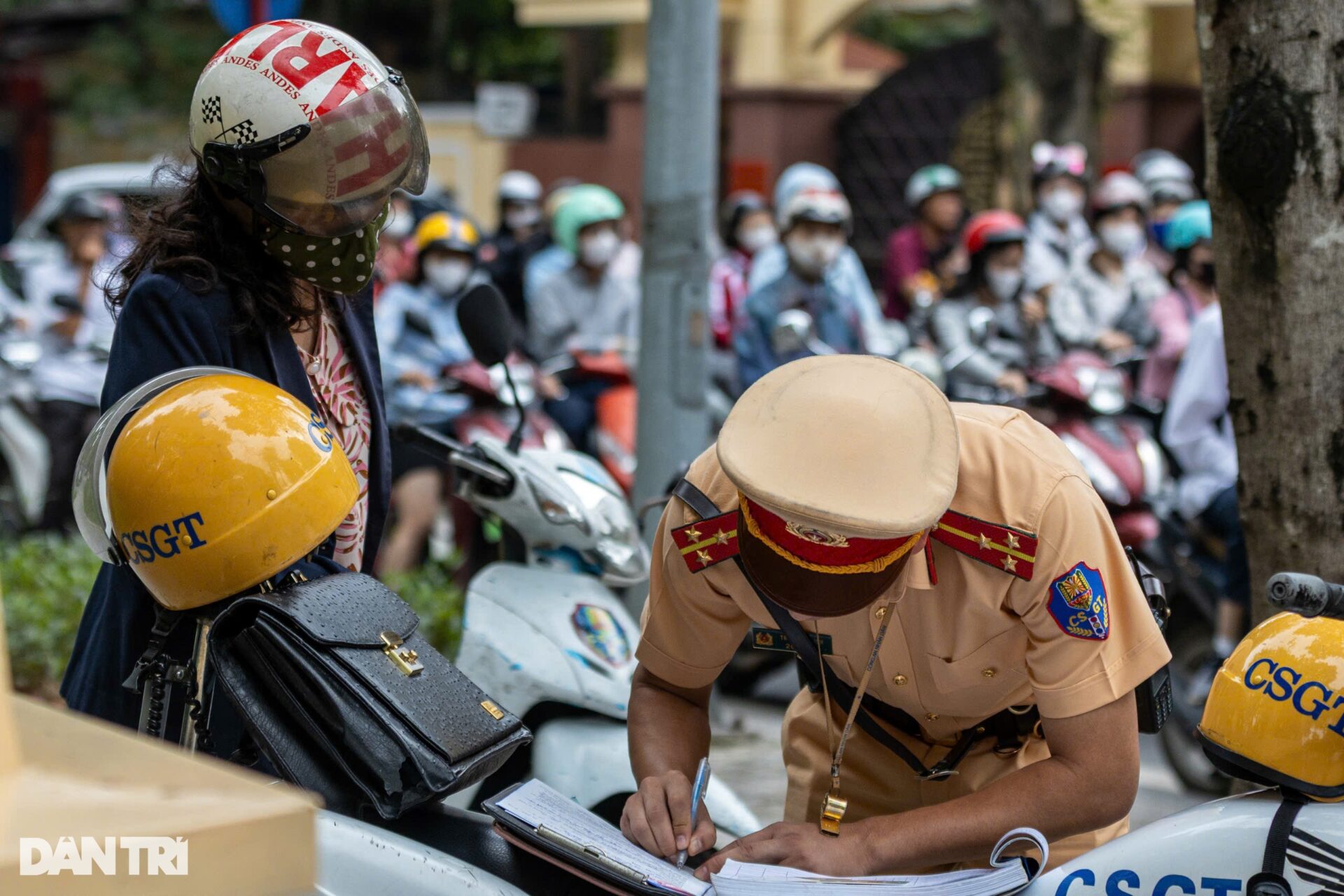 CSGT Hà Nội dùng máy quay ghi hình vi phạm tại 20 nút giao trọng điểm - 3