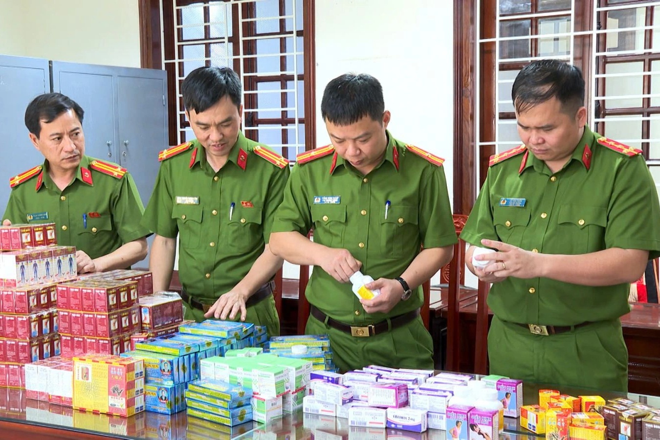 Vụ đường dây thuốc giả ở Thanh Hóa: Phát hiện nhiều cửa hiệu bán thuốc giả - 2