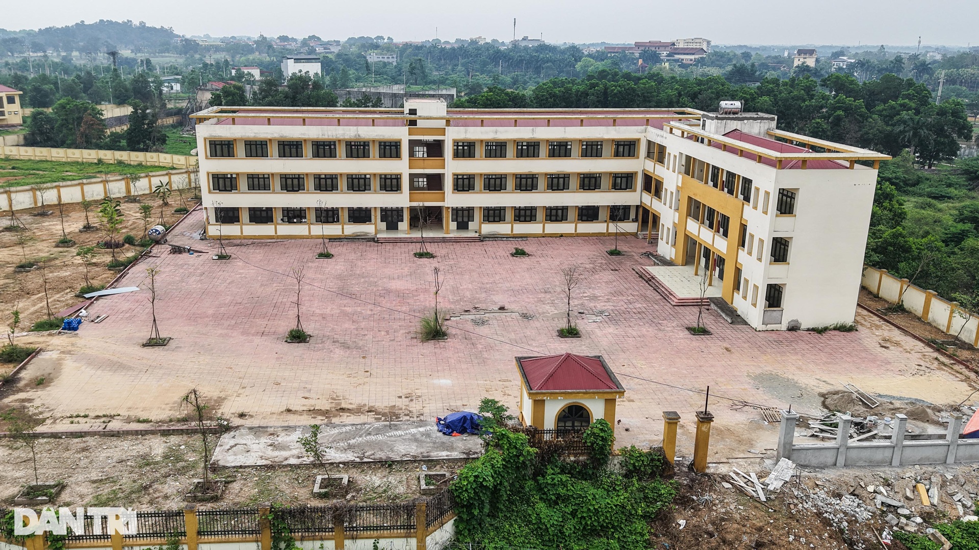 Hai trường học được xây dựng khang trang bị bỏ hoang gây lãng phí ở Hà Nội - 1 Hai trường học được xây dựng khang trang bị bỏ hoang gây lãng phí ở Hà Nội - 1