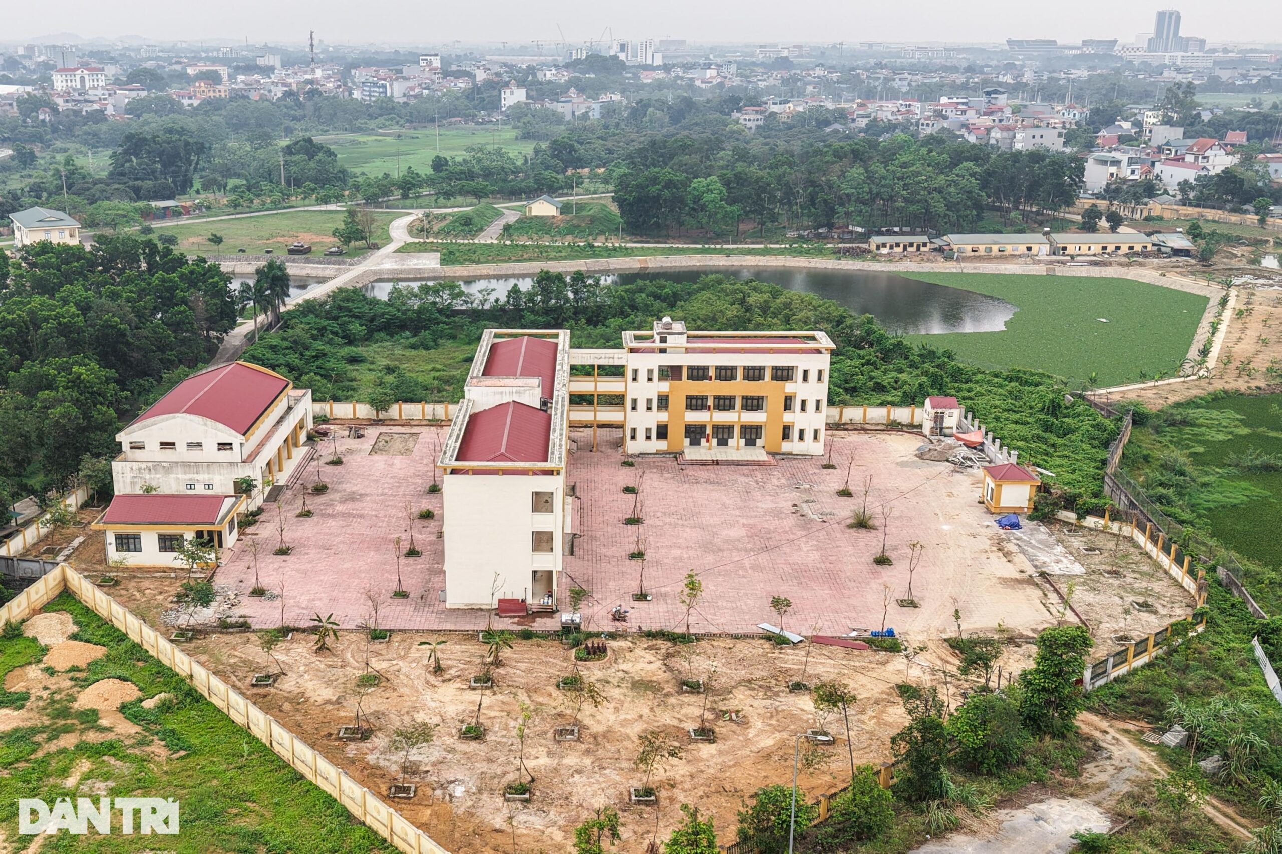 Hai trường học được xây dựng khang trang bị bỏ hoang gây lãng phí ở Hà Nội - 2