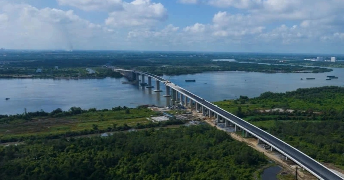 Thông xe kỹ thuật cầu lớn nhất Vành đai 3 TPHCM | Báo Dân trí