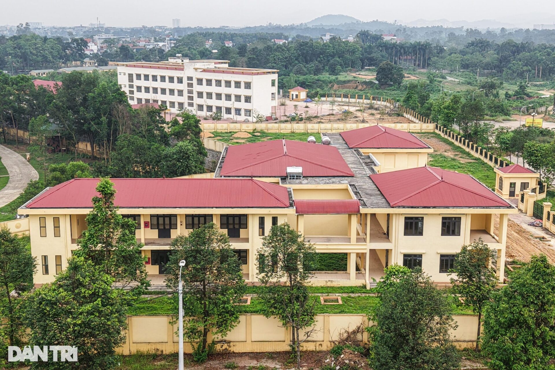 Hai trường học được xây dựng khang trang bị bỏ hoang gây lãng phí ở Hà Nội - 9