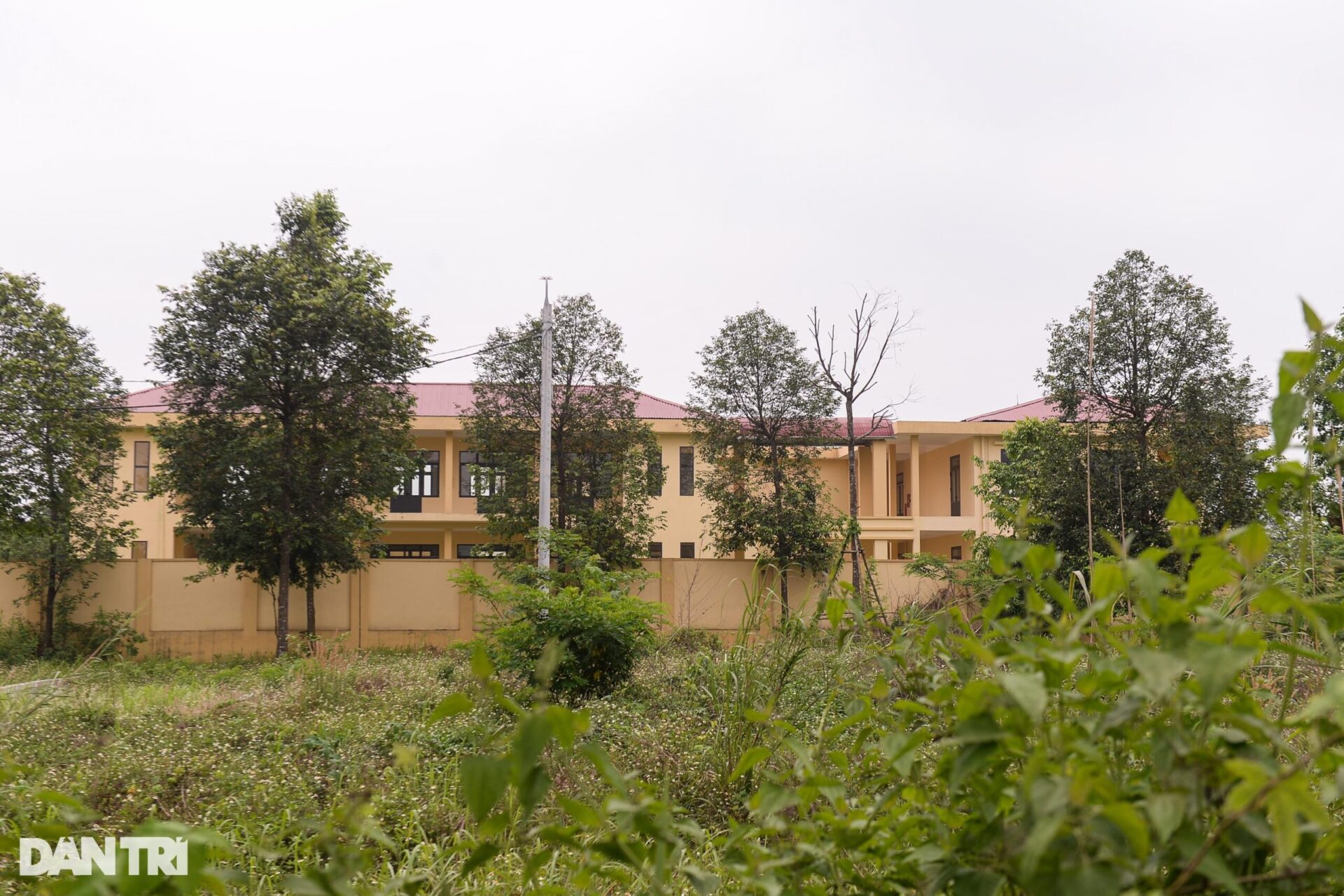 Hai trường học được xây dựng khang trang bị bỏ hoang gây lãng phí ở Hà Nội - 10