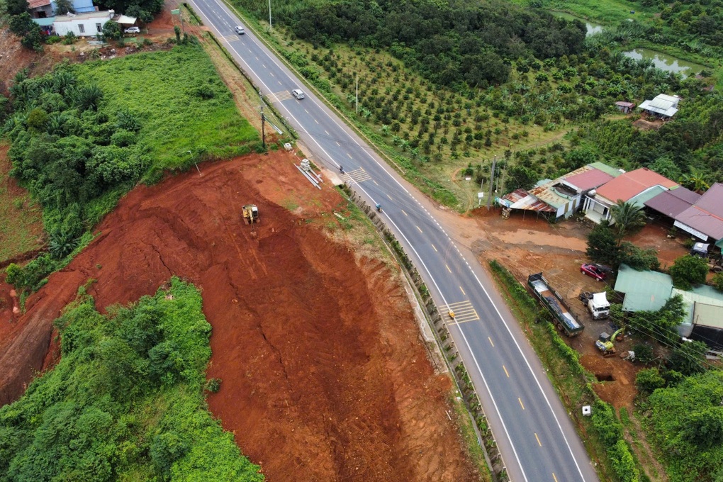San lấp trái phép gây sạt trượt ven tuyến đường huyết mạch ở Đắk Nông - 2 San lấp trái phép gây sạt trượt ven tuyến đường huyết mạch ở Đắk Nông - 2
