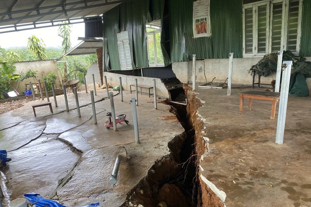 San lấp trái phép gây sạt trượt ven tuyến đường huyết mạch ở Đắk Nông - 3 San lấp trái phép gây sạt trượt ven tuyến đường huyết mạch ở Đắk Nông - 3
