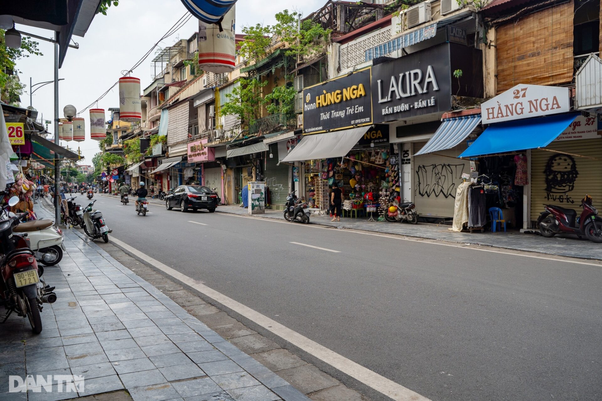 Cảnh vắng lặng trên các tuyến phố kinh doanh, bán buôn ở Hà Nội - 1