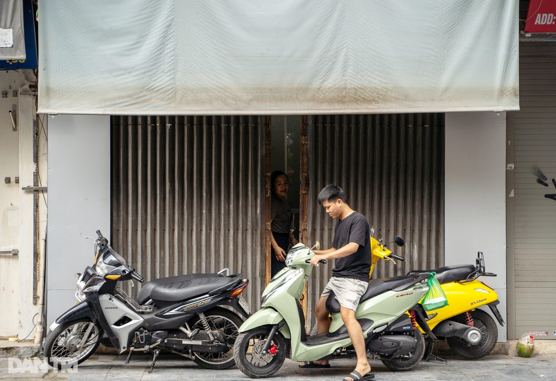 Cảnh vắng lặng trên các tuyến phố kinh doanh, bán buôn ở Hà Nội - 4