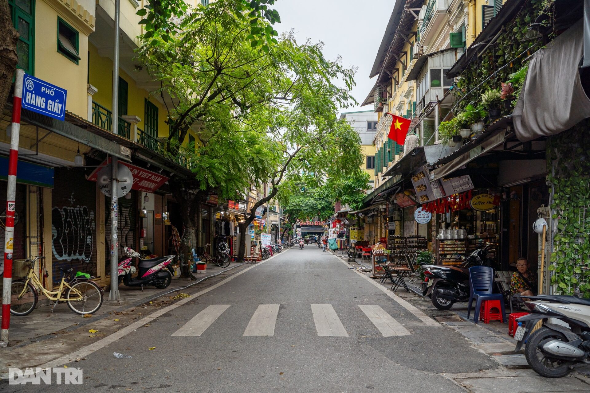 Cảnh vắng lặng trên các tuyến phố kinh doanh, bán buôn ở Hà Nội - 10